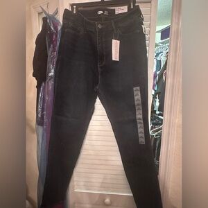 BNWT old navy Jeans. High waisted stretch jeans.